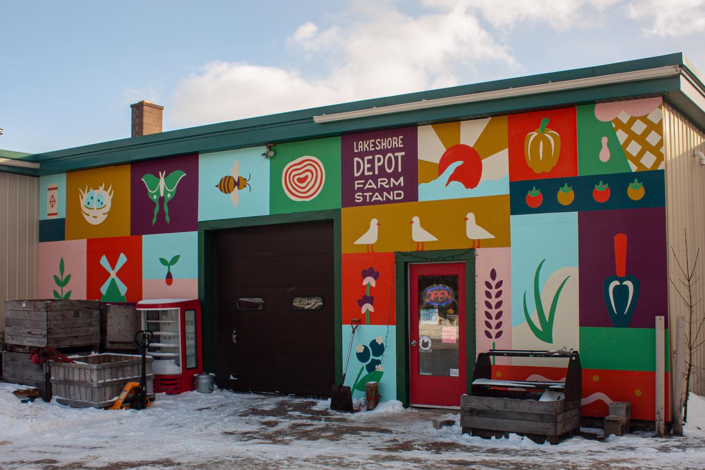 Image of Lakeshore Depot in Marquette, Michigan, that serves as a “farm stop” (a hybrid grocery store/farmers market) that exclusively features local and regional foods and seasonal, fresh produce.
